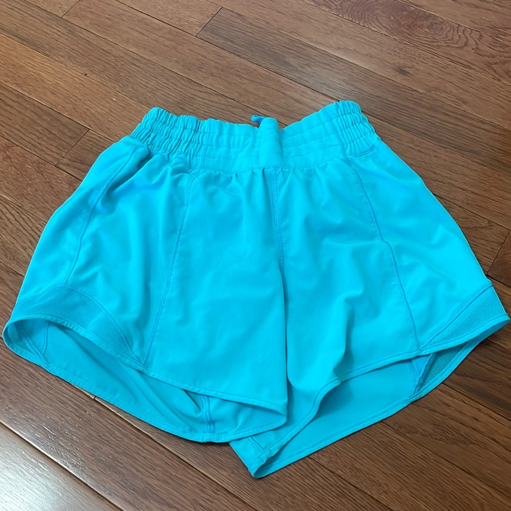 cyan blue lululemon hotty hots size 2, 4 inch inseam